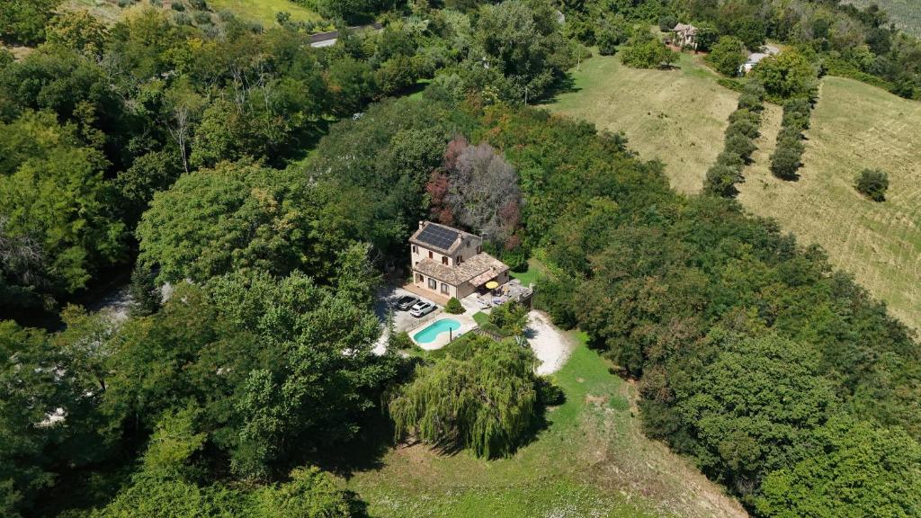 une vue aérienne d'une maison dans la forêt dans l'établissement Villa Santa Maria, à Montegiorgio