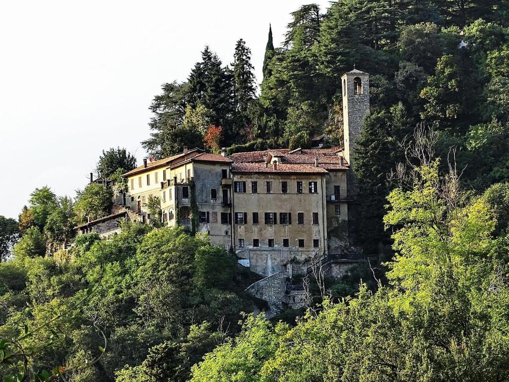 Unique house in the ancient monastery of Eremo di San Donato 4