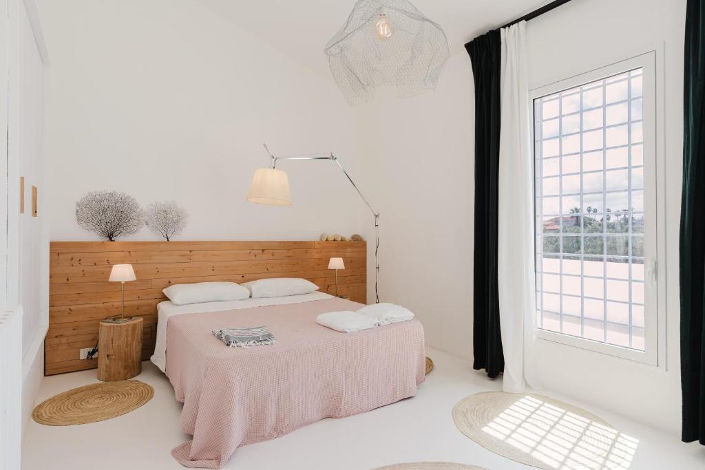 une chambre avec un lit et une grande fenêtre dans l'établissement casa zabbara, à Balestrate 57 autres photos