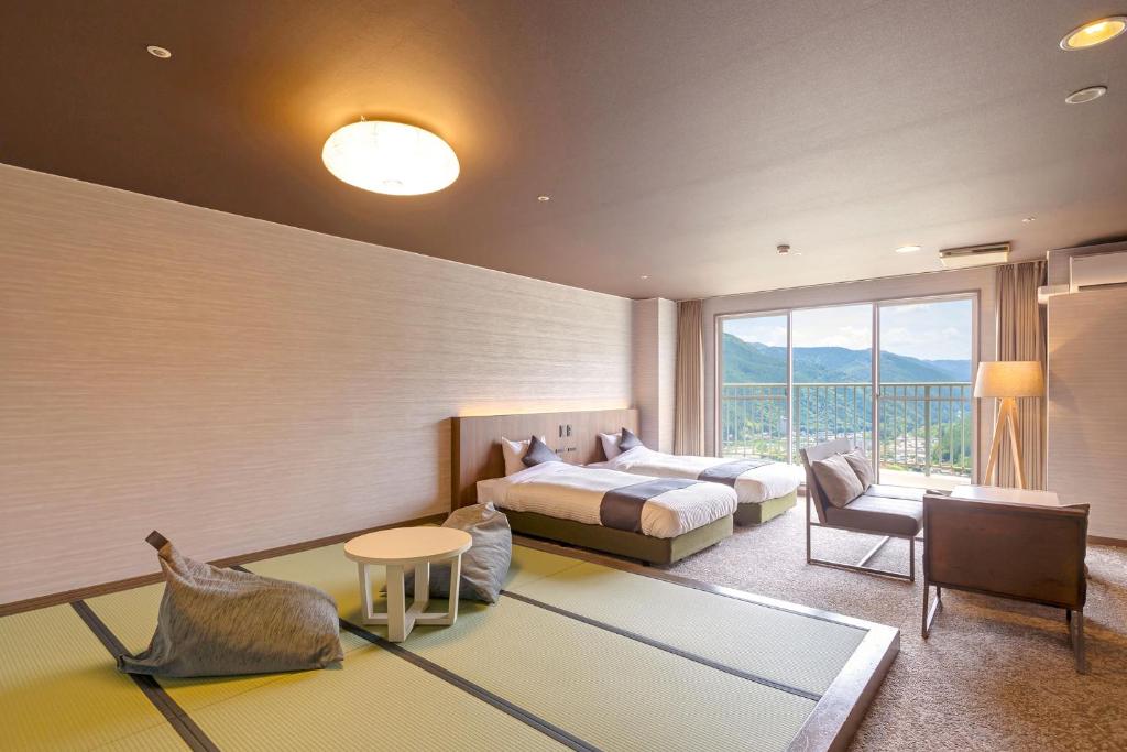 une chambre avec un lit, un canapé et une table dans l'établissement TAOYA Gero, à Gero