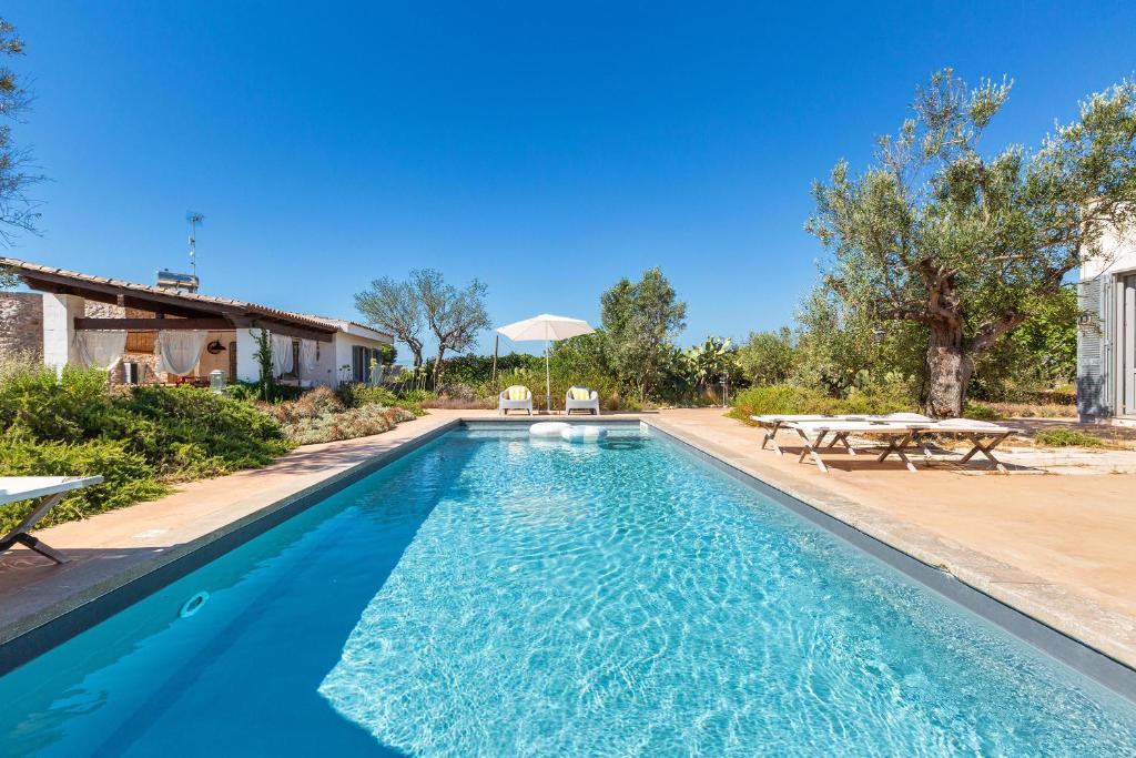 une image d'une piscine dans une villa dans l'établissement Le Cerase, à Salve