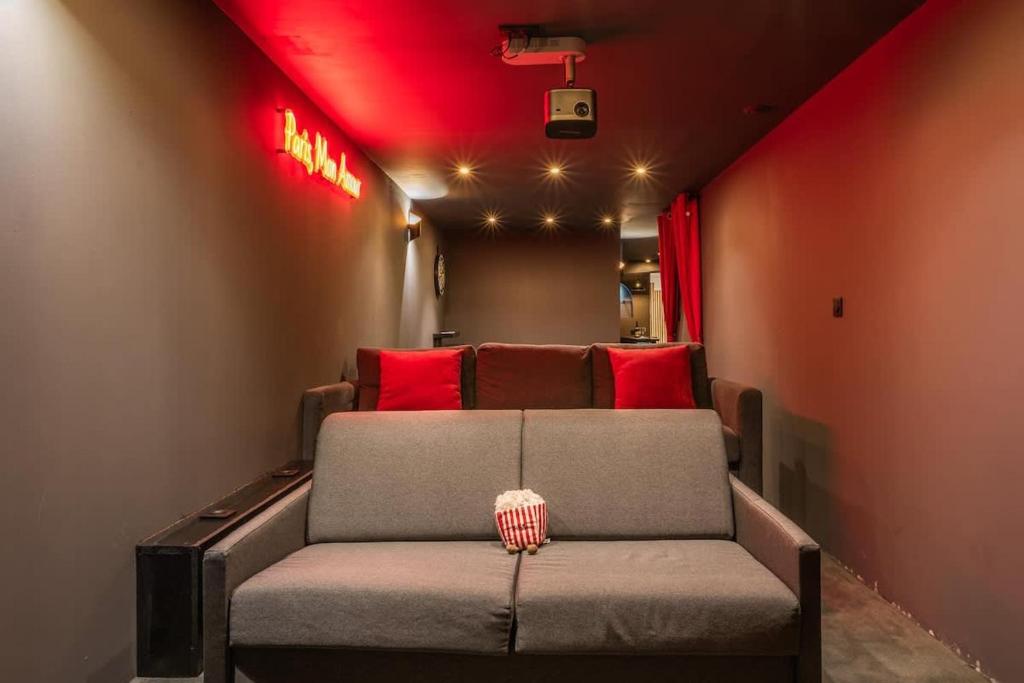 ParisConciergerie - Duplex for 12 with Cinema, 4BR 3