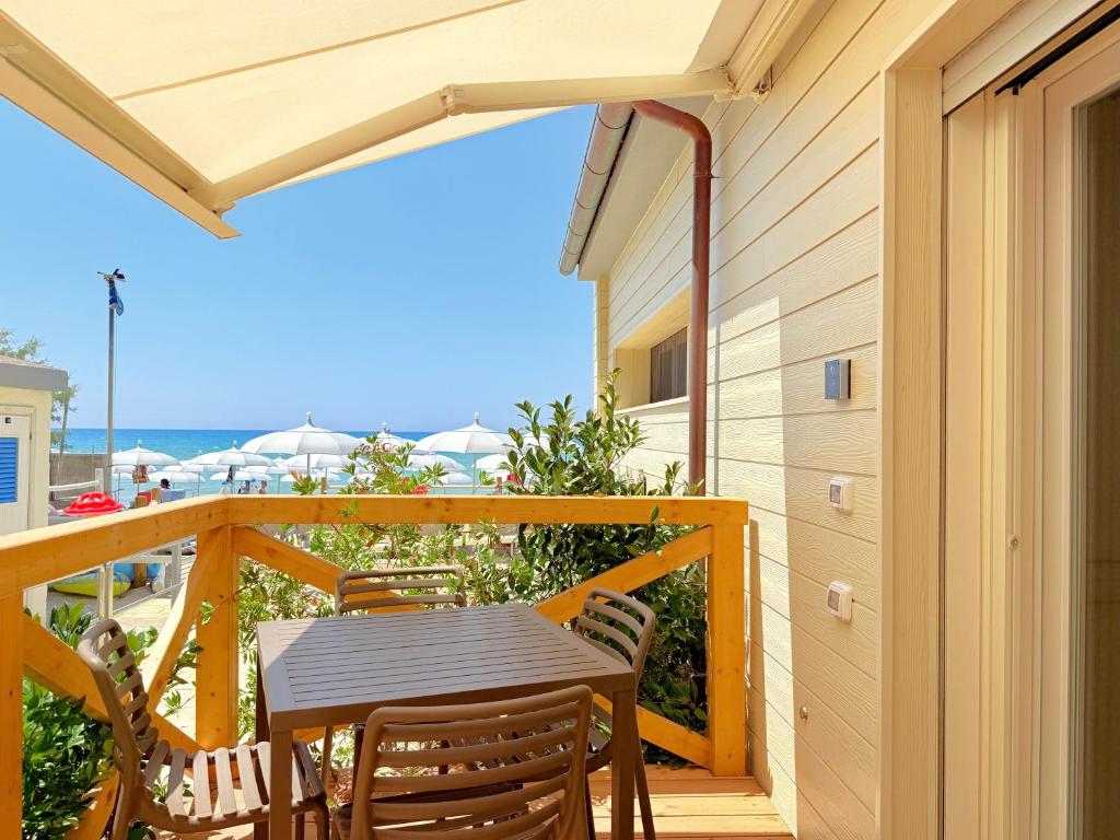 un patio avec une table et des chaises sur un balcon dans l'établissement Florida Apartments, à San Vincenzo