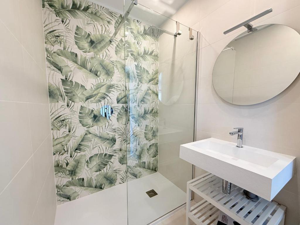 une salle de bain avec un lavabo et une douche dans l'établissement Florida Apartments, à San Vincenzo 69 autres photos