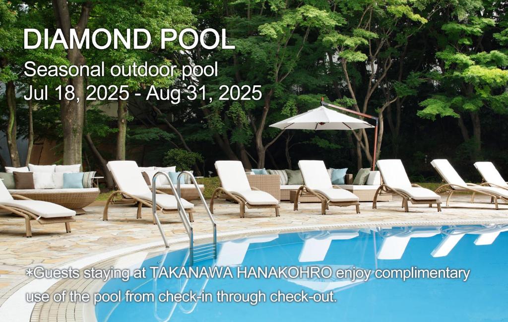 une publicité pour une piscine avec des chaises et un parasol dans l'établissement Takanawa Hanakohro - in Grand Prince Hotel Takanawa, à Tokyo