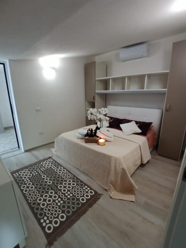- une chambre avec un lit et une table fleurie dans l'établissement Villa Rosi, à Costa Paradiso