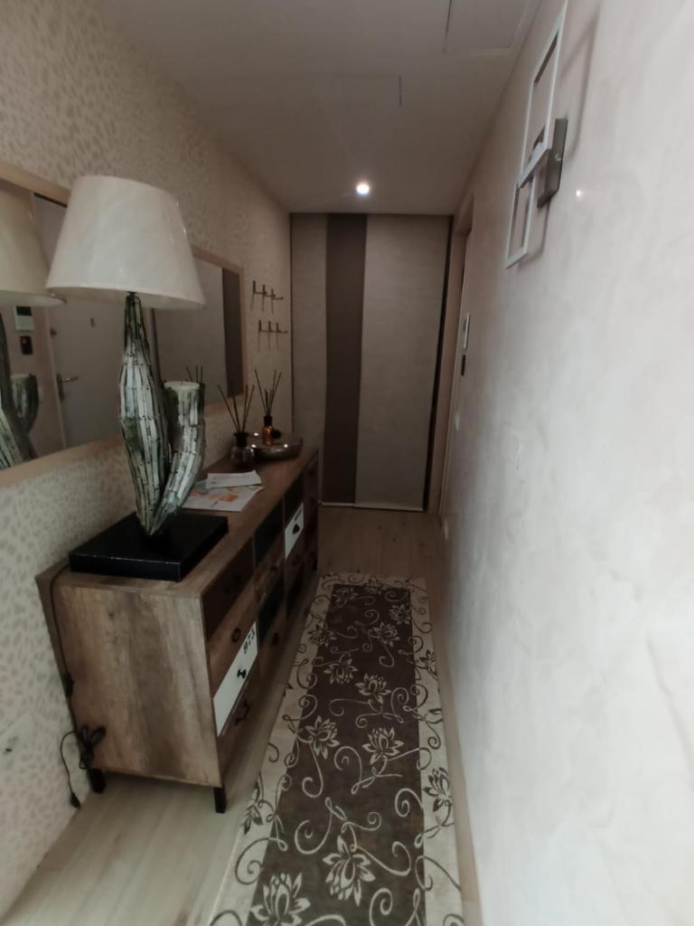 une chambre avec un lit et une table avec une lampe dans l'établissement villa relax, à Riva del Garda