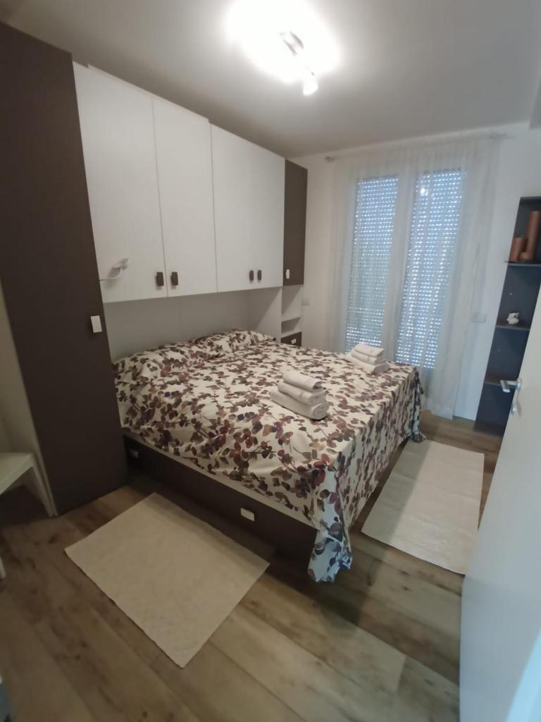 - une chambre avec un lit et des armoires blanches dans l'établissement villa relax, à Riva del Garda 17 autres photos