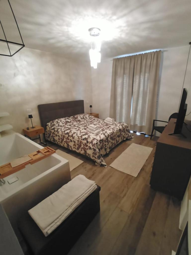 - une chambre avec un lit et une baignoire dans l'établissement villa relax, à Riva del Garda