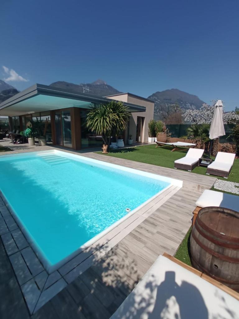 une piscine devant une maison dans l'établissement villa relax, à Riva del Garda