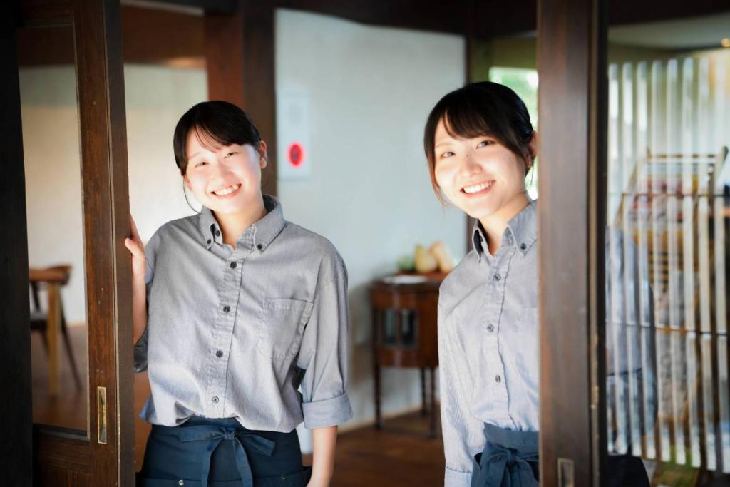 deux jeunes gens debout l'un à côté de l'autre dans l'établissement Onsen and Garden Nana, à Kanazawa 57 autres photos