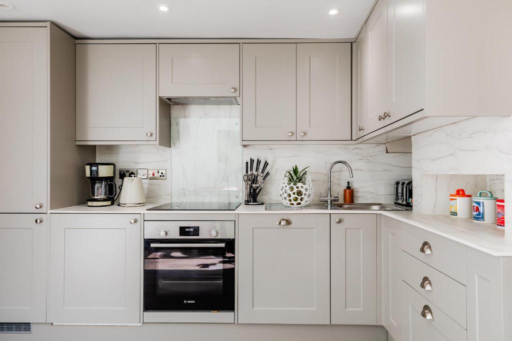 Design Haven! Big Group-Friendly 4BR City Escape in Waterloo's Coolest Corner 7