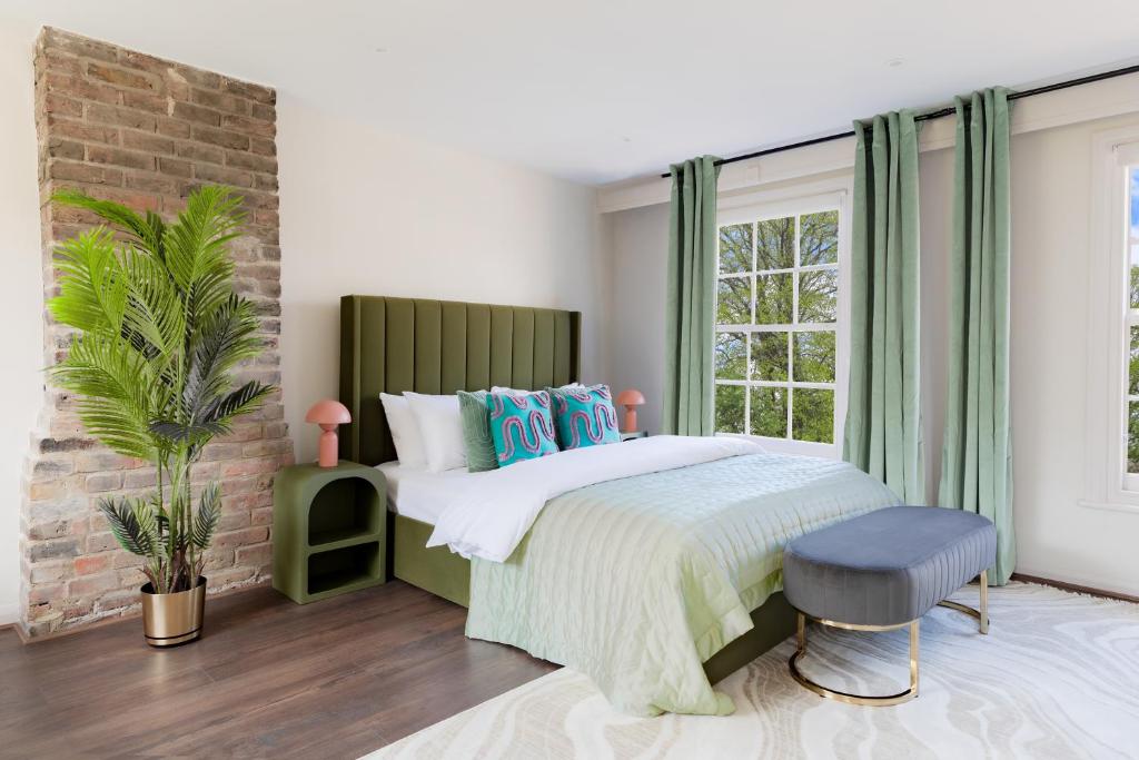 Design Haven! Big Group-Friendly 4BR City Escape in Waterloo's Coolest Corner 3