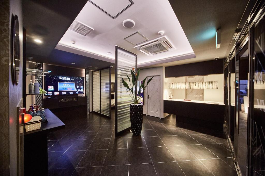 un hall d'un immeuble avec un grand miroir dans l'établissement HOTEL MYTH Rinata -ホテル マイス リナータ- Adult Only, à Kyoto