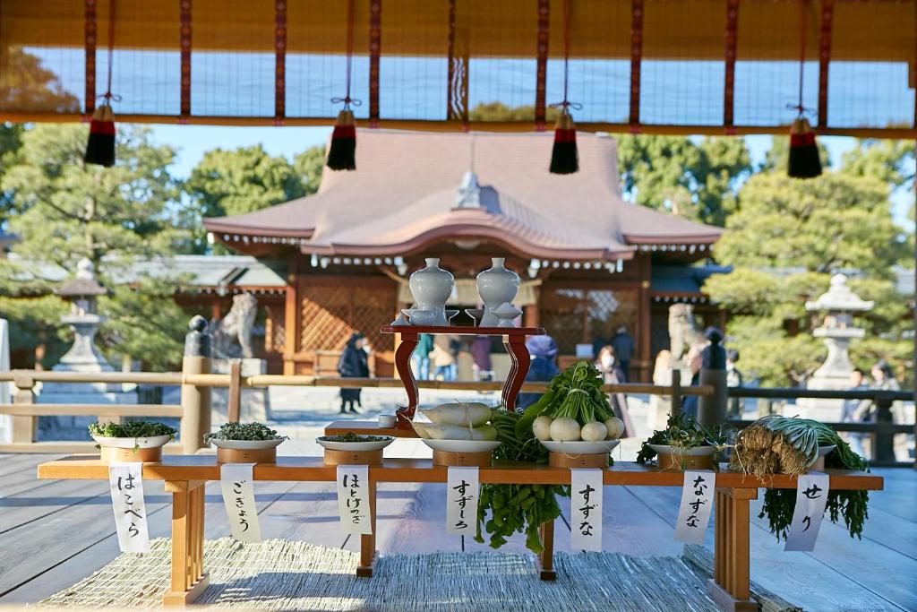 une table avec des légumes dessus devant un bâtiment dans l'établissement HOTEL MYTH Rinata -ホテル マイス リナータ- Adult Only, à Kyoto