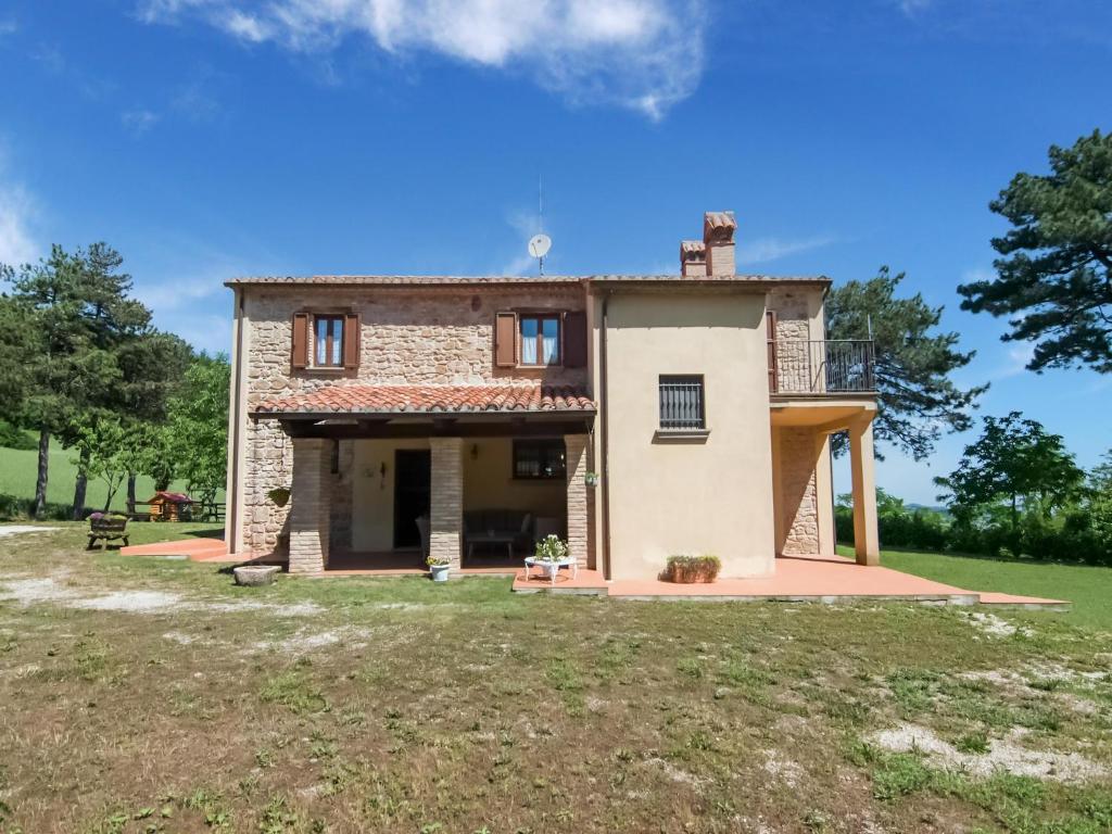 une maison ancienne avec une grande cour dans l'établissement Villa in Tavoleto with pool, à Tavoleto