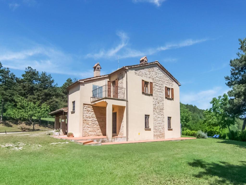 une image d'une maison avec une cour dans l'établissement Villa in Tavoleto with pool, à Tavoleto 32 autres photos