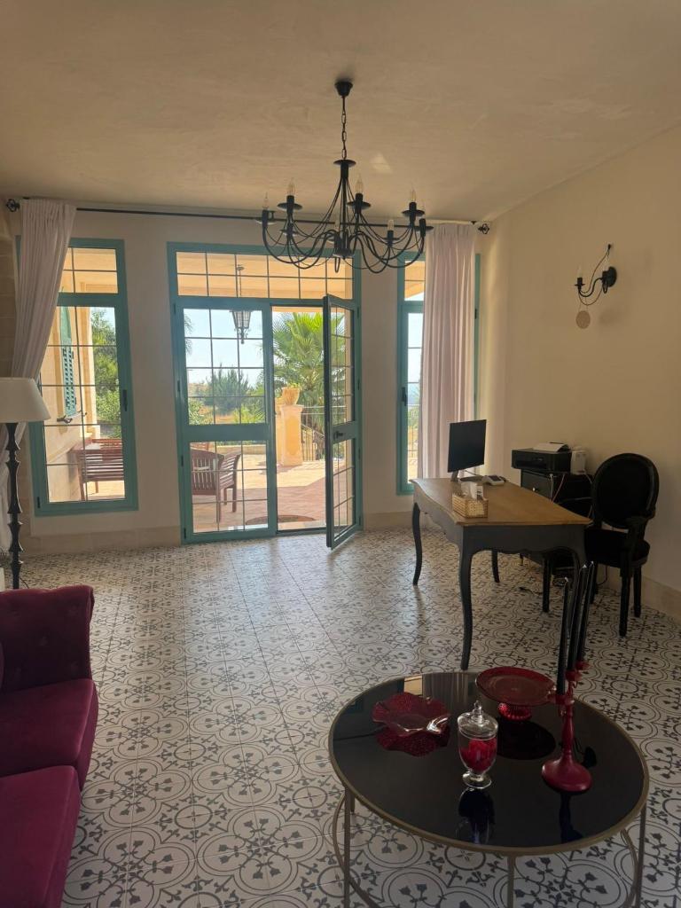 un salon avec un canapé et une table dans l'établissement Villa Brikinnia, à Lentini