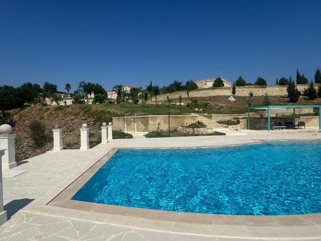 une grande piscine avec de l'eau bleue dans l'établissement Villa Brikinnia, à Lentini