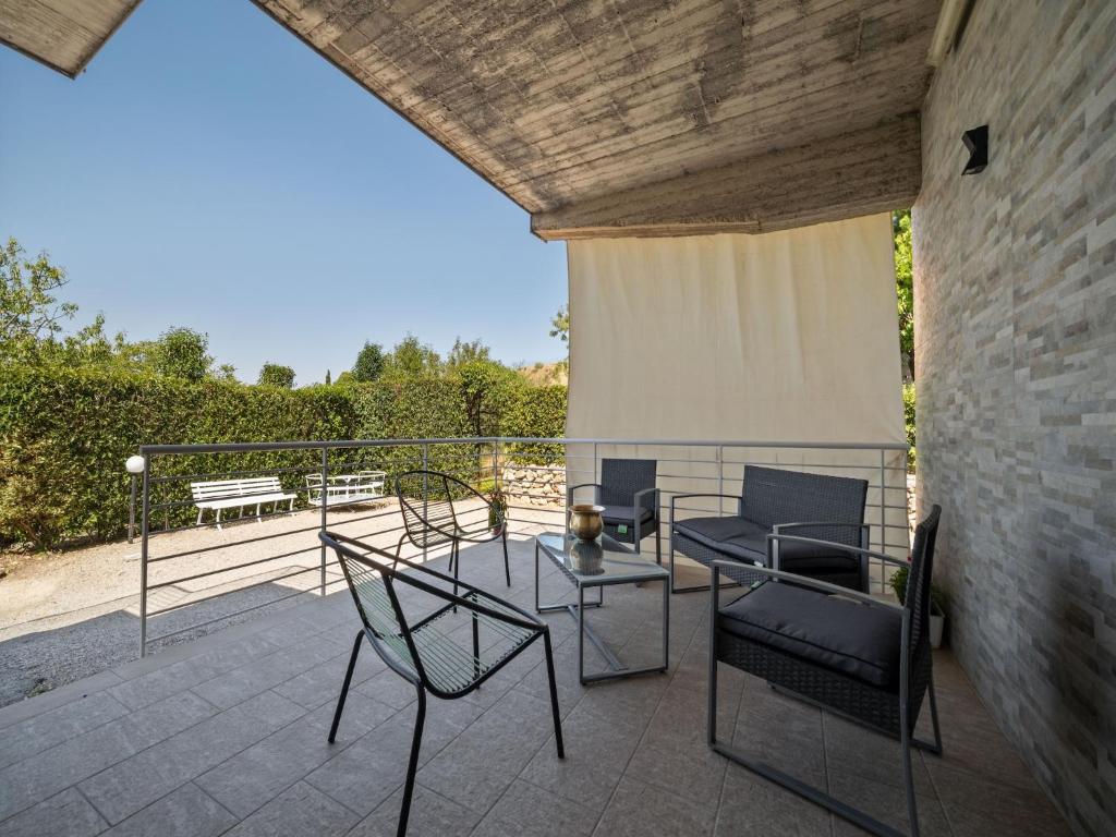 un patio avec des chaises et une table sur un balcon dans l'établissement Villa in Nissoria with Private Pool, à Nissoria