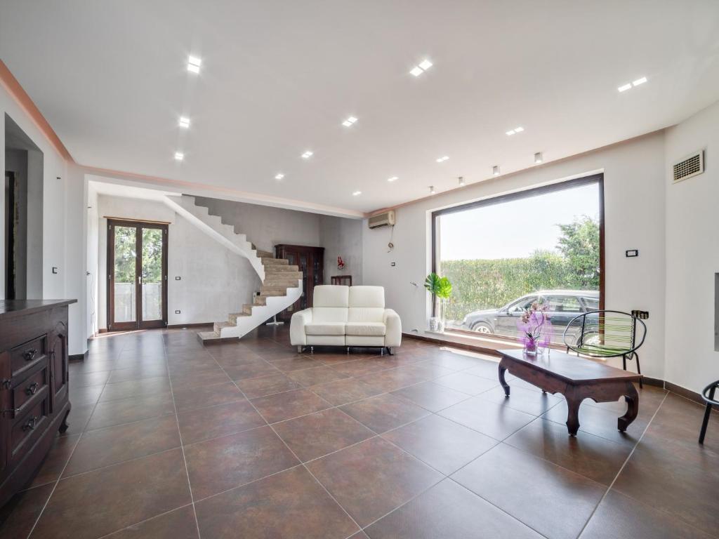 un grand salon avec un canapé et une table dans l'établissement Villa in Nissoria with Private Pool, à Nissoria