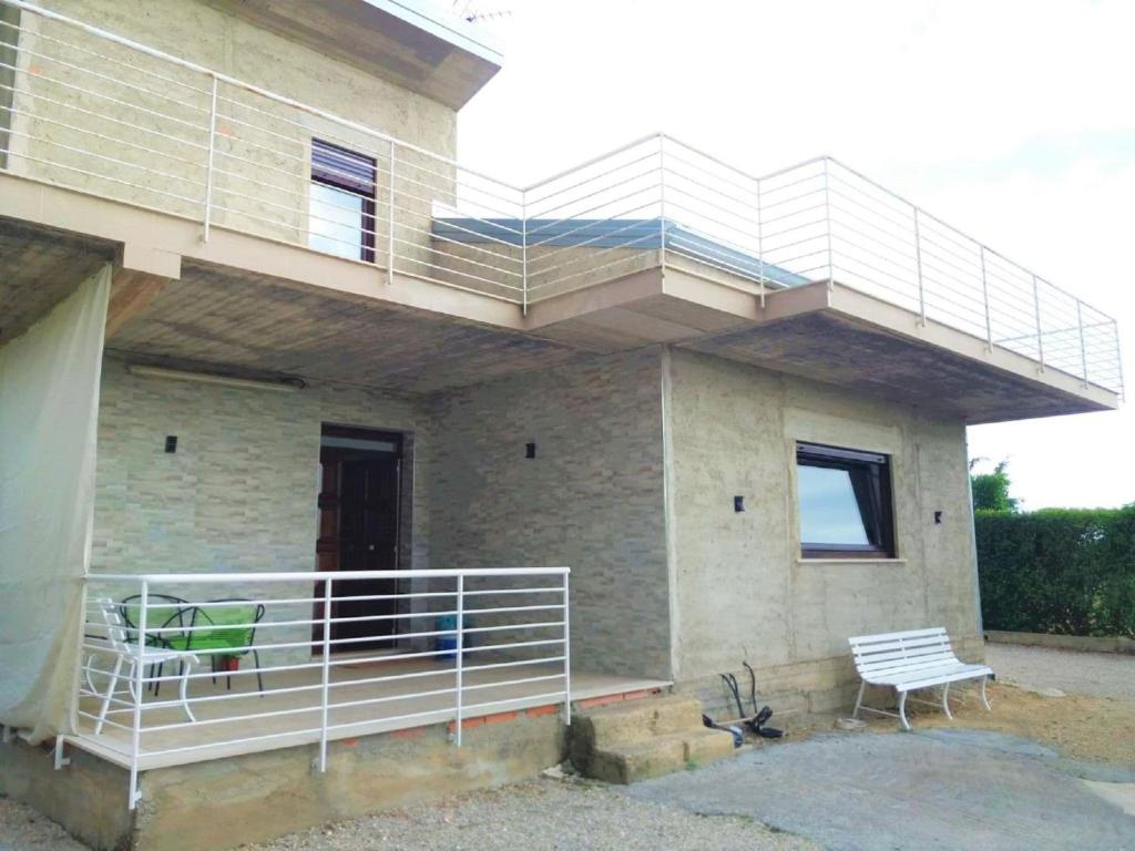 - un balcon sur le côté d'une maison avec un banc dans l'établissement Villa in Nissoria with Private Pool, à Nissoria 32 autres photos