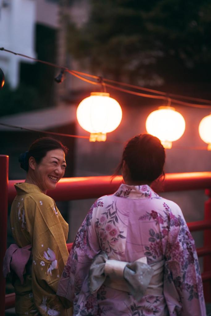 un homme et une femme debout l'un à côté de l'autre dans l'établissement Izu Atagawa Onsen Miharuya, à Higashiizu