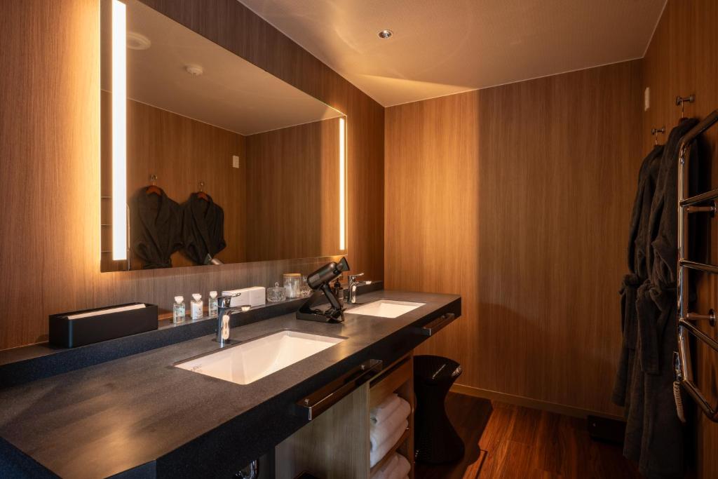 une salle de bain avec deux lavabos et un grand miroir dans l'établissement THE YUKAWA Ichijoh Branch, à Shiroishi 31 autres photos