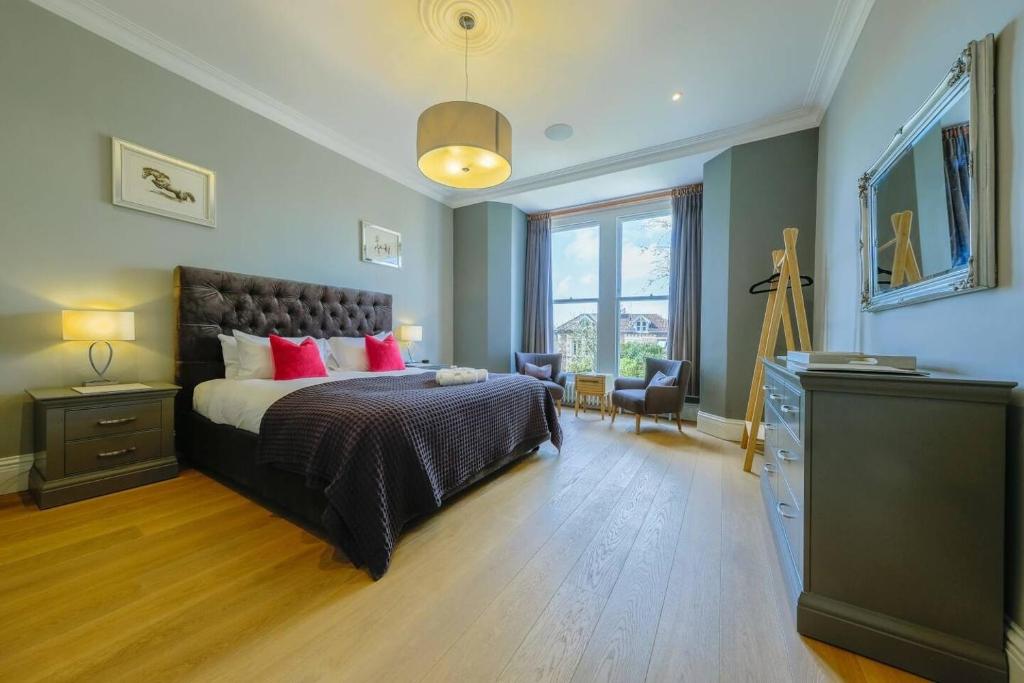 Luxury 3-Bed Apartment - Spacious, Stylish Stay 7