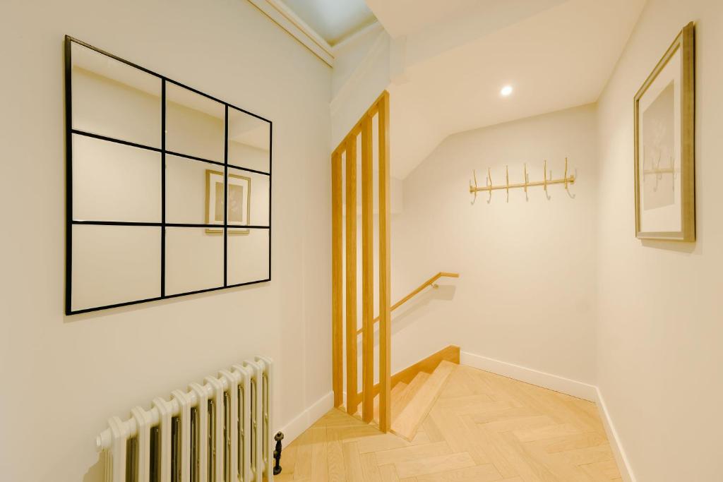 Luxury 3-Bed Apartment - Spacious, Stylish Stay 8