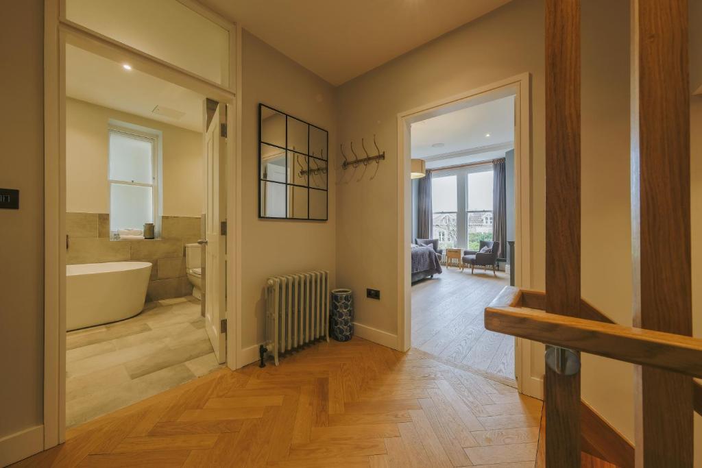 Luxury 3-Bed Apartment - Spacious, Stylish Stay 3