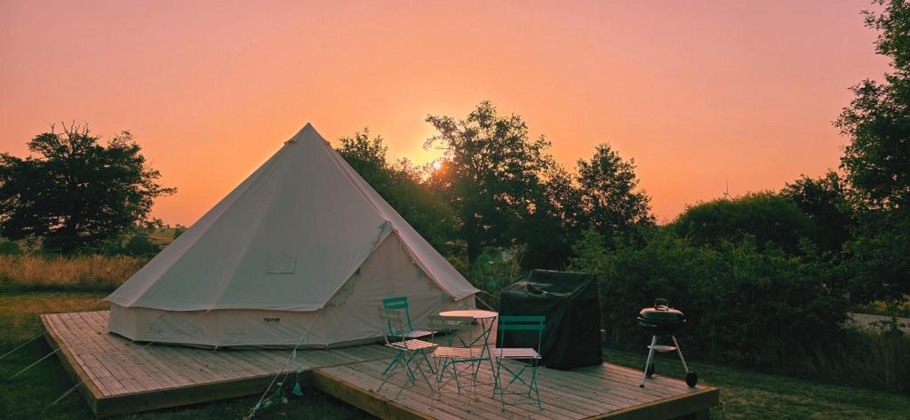 une tente sur une planche avec une caméra et un trépied dans l'établissement Camping le Monteil, à Évaux-les-Bains