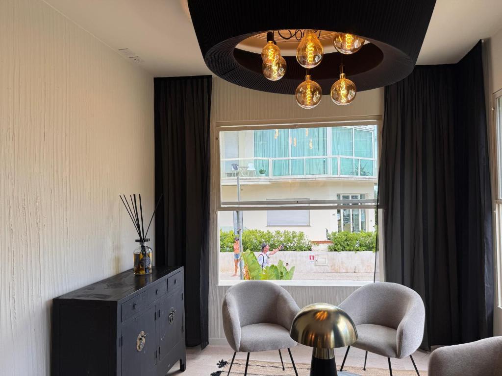 - un salon avec deux chaises et une fenêtre dans l'établissement Rock Crystal Boutique Hotel, à Gabicce Mare