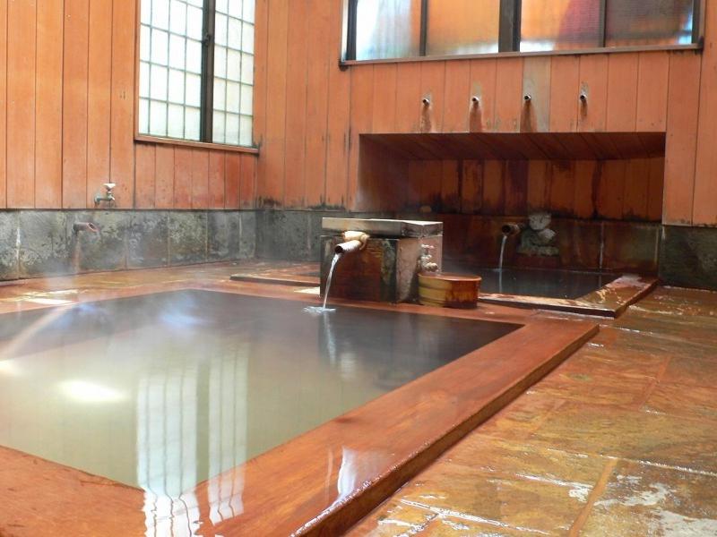 - une grande piscine d'eau dans la chambre dans l'établissement Onyado Hishiya Torazo, à Yamanouchi