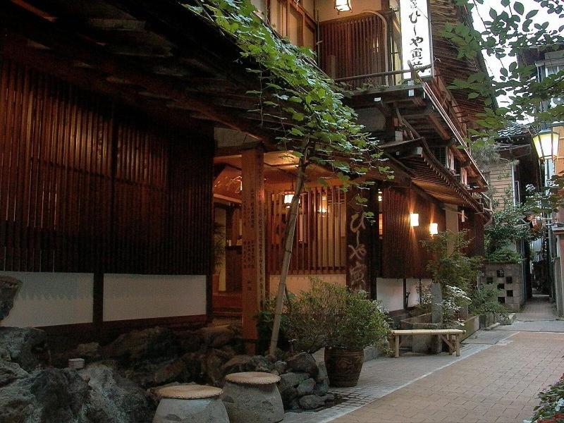 Un bâtiment avec un tas de plantes sur lui dans l'établissement Onyado Hishiya Torazo, à Yamanouchi