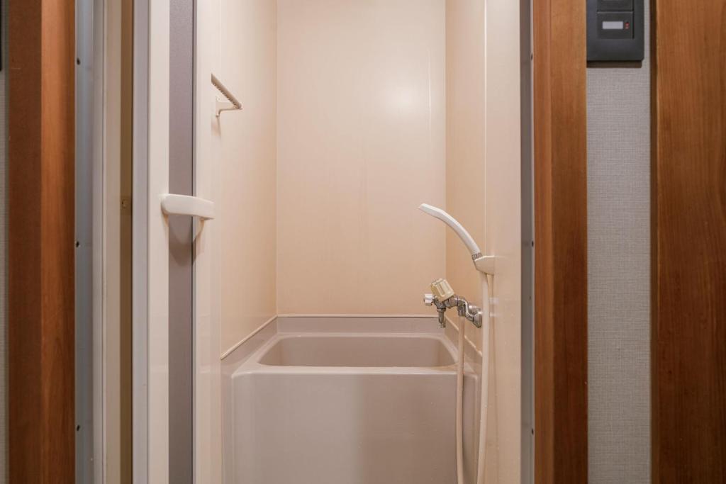 une salle de bain avec baignoire dans une chambre dans l'établissement Shinzan Kinosaki, à Toyooka