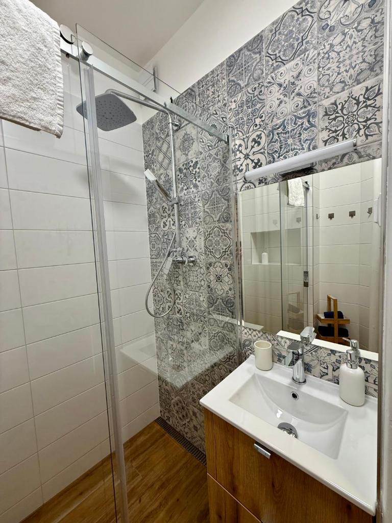Ravine Apartments - Parking 8