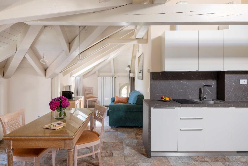 Il comprend une cuisine, un salon et une salle à manger avec une table. dans l'établissement Residence Ortensia, à Baveno