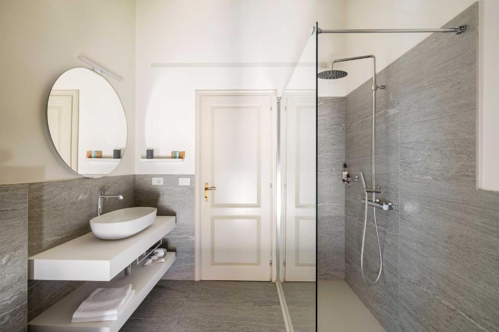 une salle de bain avec un lavabo et une douche dans l'établissement Residence Ortensia, à Baveno