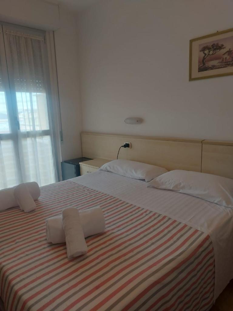 une chambre avec un lit avec deux serviettes dessus dans l'établissement Hotel Holiday Garnì - Pet Friendly, à Giulianova 19 autres photos