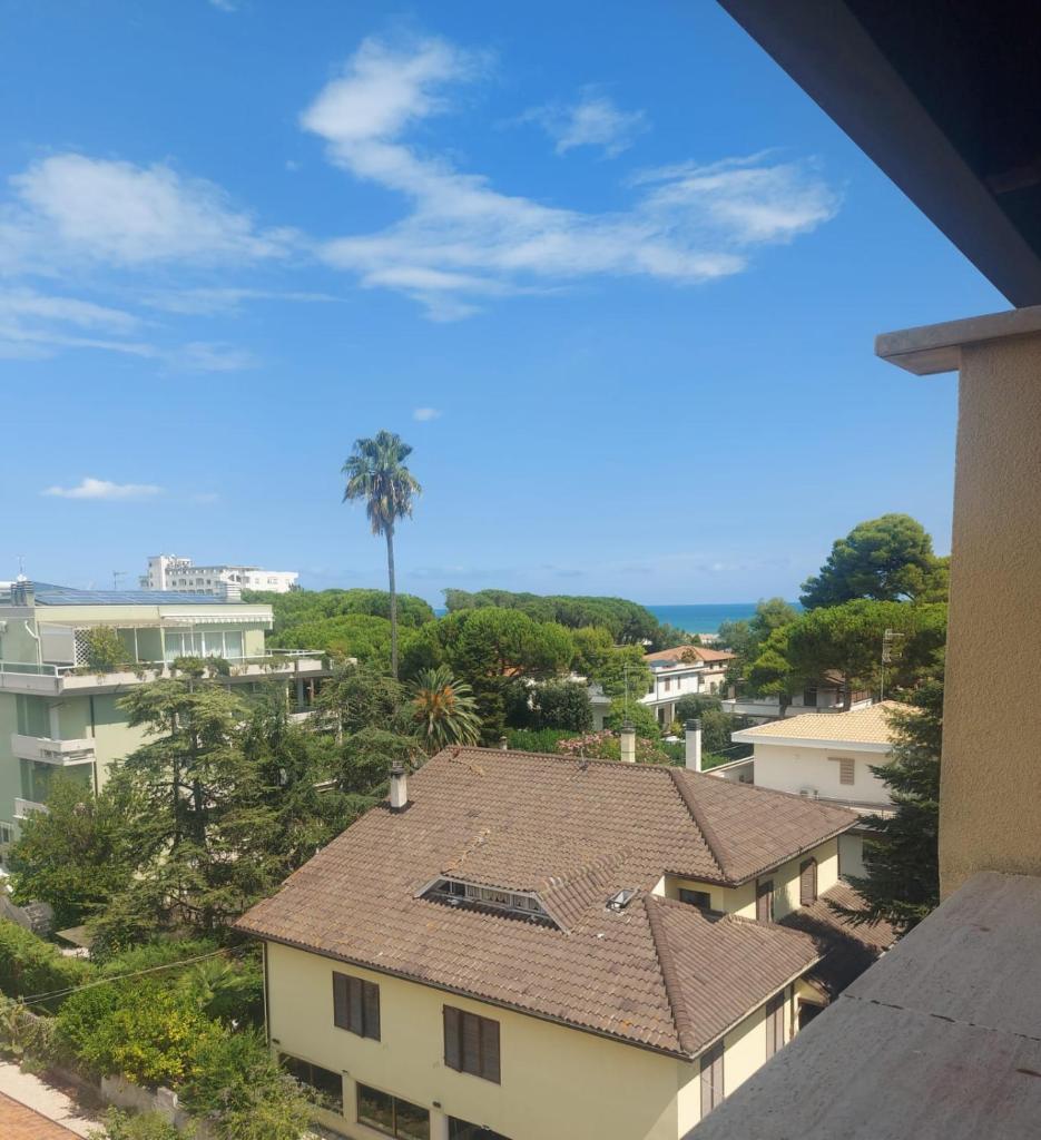 une vue d'une maison avec un toit dans l'établissement Hotel Holiday Garnì - Pet Friendly, à Giulianova
