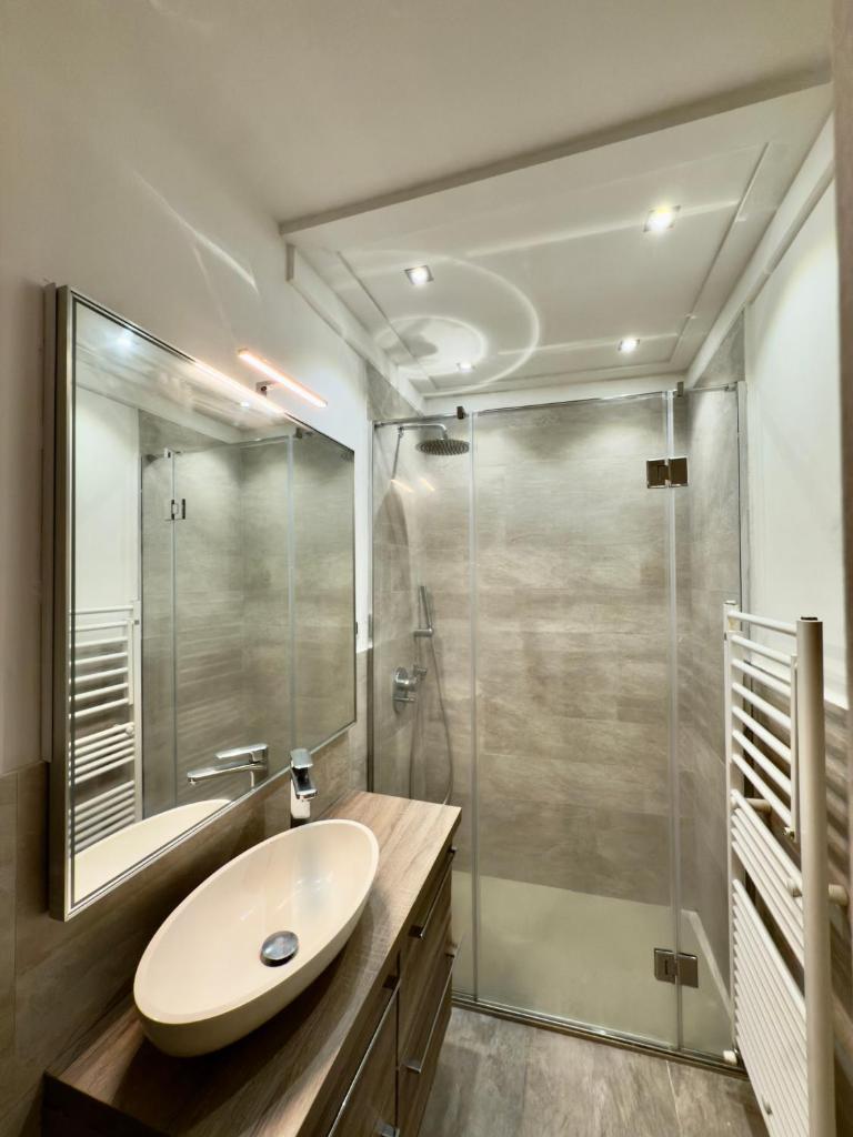 Cinema Apartment Milan 4