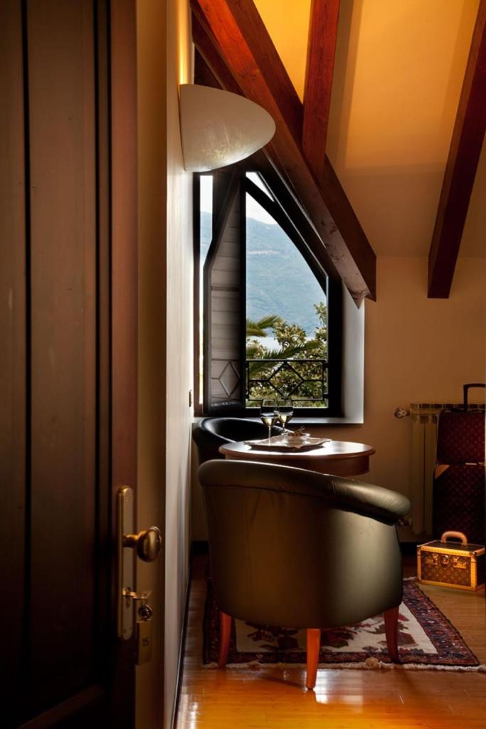 une salle de bain avec un lavabo et une fenêtre dans l'établissement Hotel Villa Giulia, à Gargnano