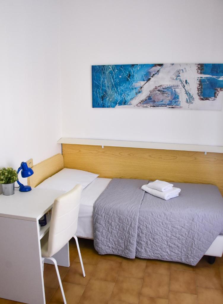 une chambre avec un lit, un bureau et un tableau dans l'établissement Hotel Umberto, à Lido di Jesolo 38 autres photos