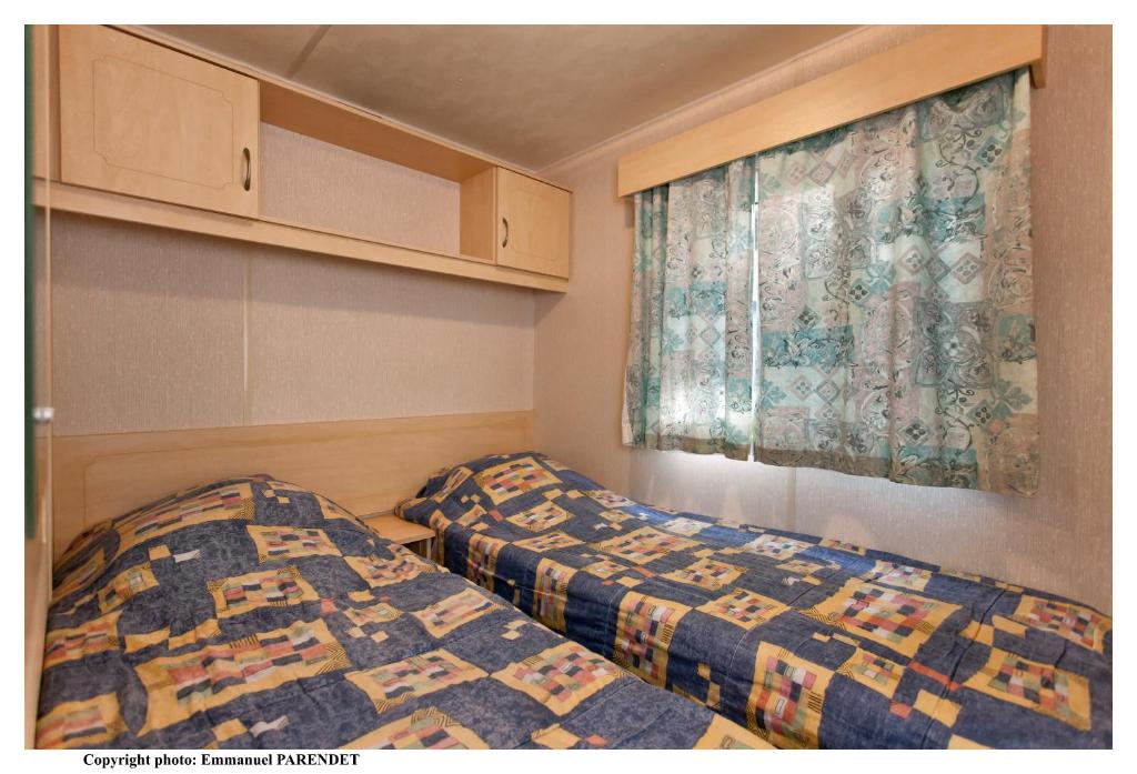 une chambre avec deux lits et une fenêtre dans l'établissement Vic's Land Holidays, à Grimaud 37 autres photos
