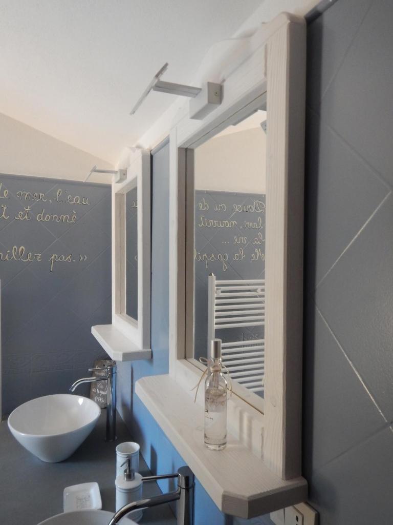 une salle de bain avec un miroir et un lavabo dans l'établissement La Mariachiara, à Tertenìa