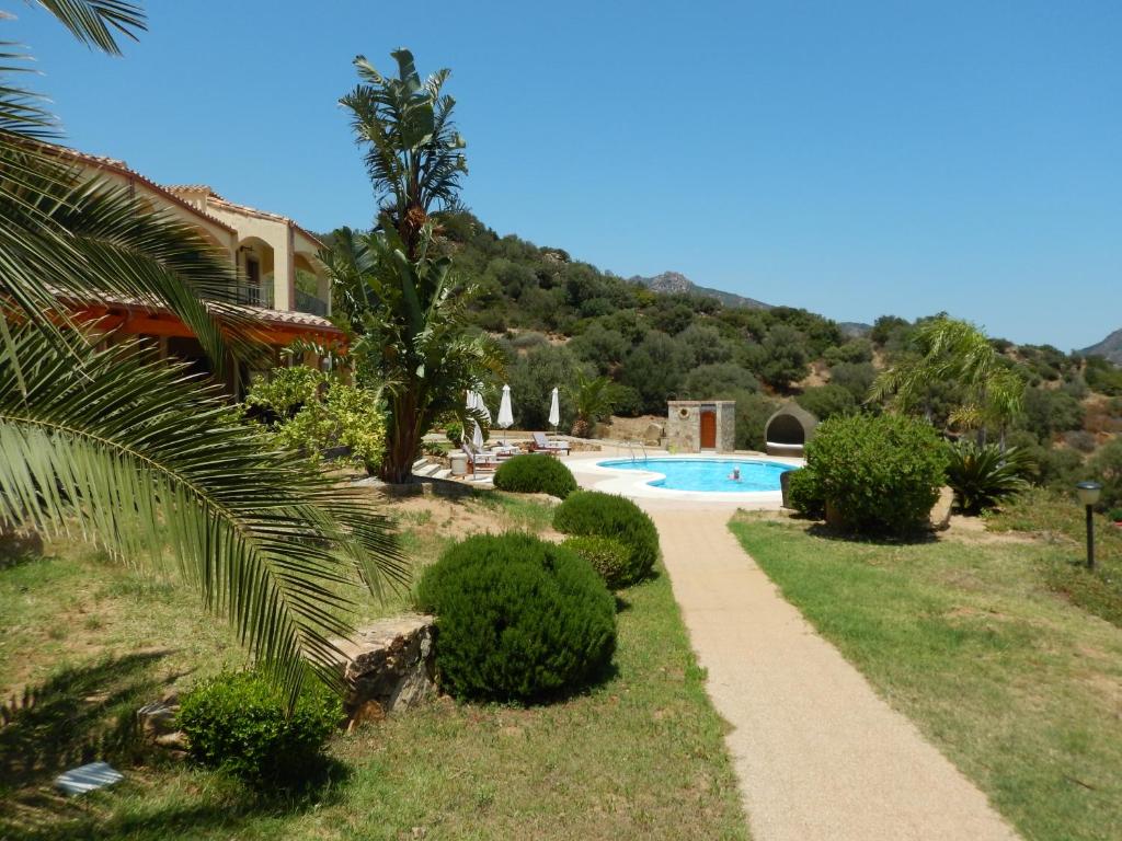 un chemin menant à une villa avec piscine dans l'établissement La Mariachiara, à Tertenìa