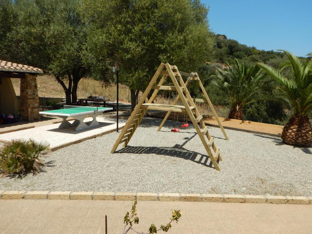 une aire de jeux avec une échelle en bois et une table de ping-pong dans l'établissement La Mariachiara, à Tertenìa