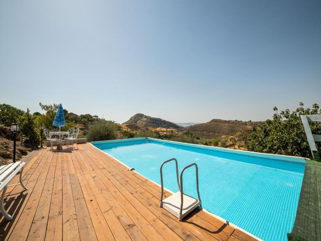 une grande piscine sur une terrasse en bois dans l'établissement Villa in Nissoria with Private Pool, à Nissoria