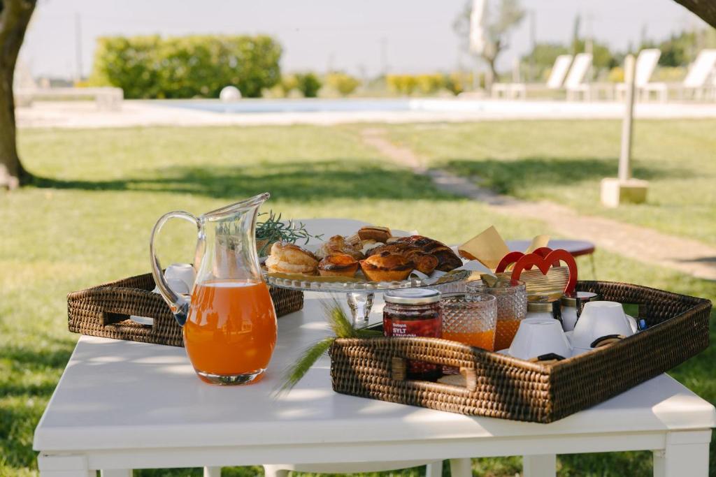 - une table de pique-nique avec une assiette de nourriture et de boissons dans l'établissement Villa Topazio, à Poggiardo
